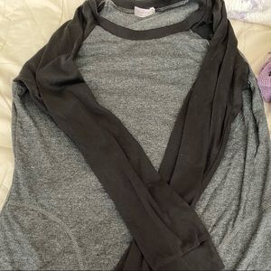Long sleeve grey with black sleeves w: pockets
